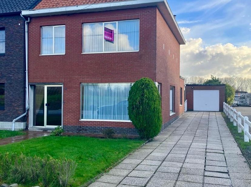 MAISON 3FACADES AVEC 3 CH.A.C., GRAND JARDIN AVEC UNE BELLE VUE ET GARAGE POUR 2 VOITURES<br />
Maison semi-ouverte spacieuse prête à emménager avec 3