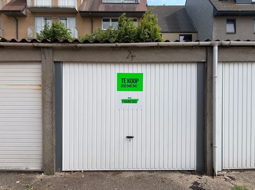 Vous cherchez un garage spacieux et facilement accessible à Blankenberge ? Ce garage exceptionnellement grand se situe dans un complexe de garages à c