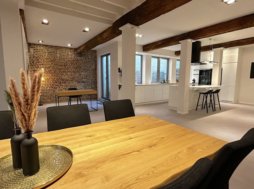 -- Bezoekmoment enkel op afspraak -- Ontdek deze grote loft met superligging: vlak aan de beurs van Brussel en de Dansaertstraat, doch zeer vlot naar