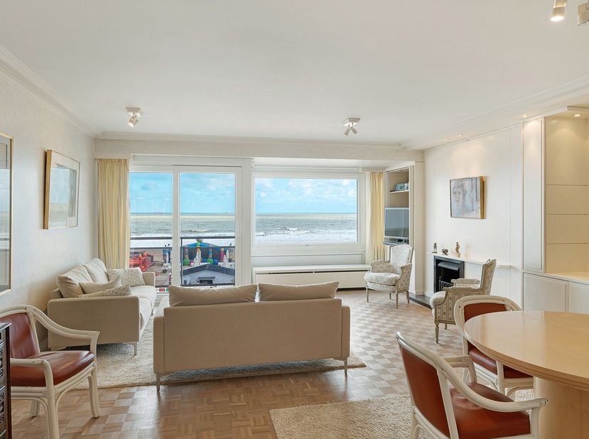 Zonnig 3-slaapkamerappartement met frontaal zeezicht, uitstekend gelegen aan het Albertplein, op een absolute toplocatie in het hart van het Zoute. In