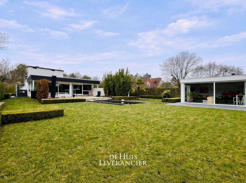 Droom je van een exclusieve plek met zilte zeelucht en discretie ? Dan nodigt de Huisleverancier je uit om deze indrukwekkende open bebouwing in het m