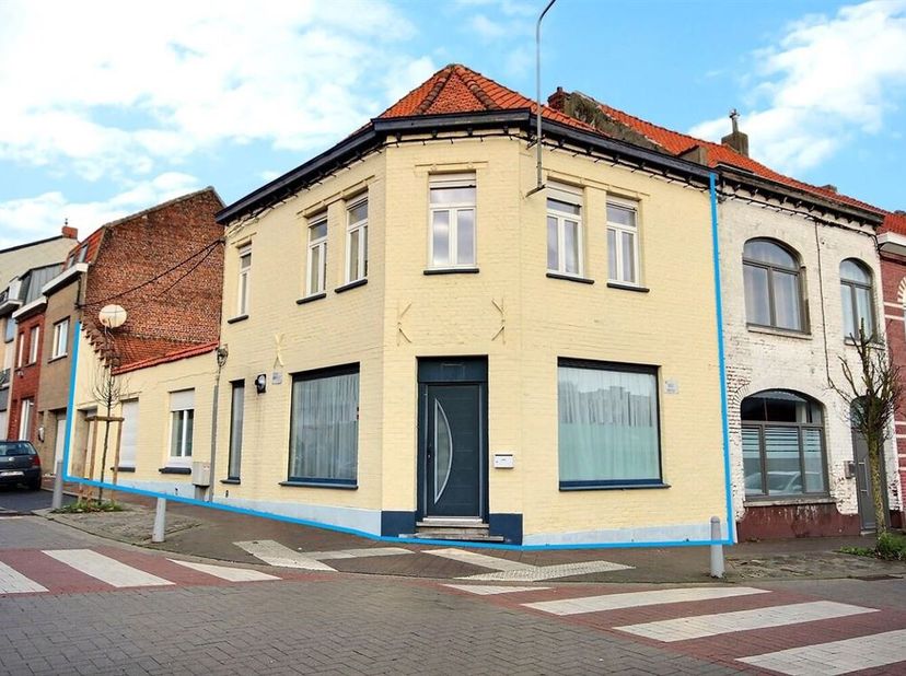 Maison familiale 4 chambres avec grand garage attenant et cour