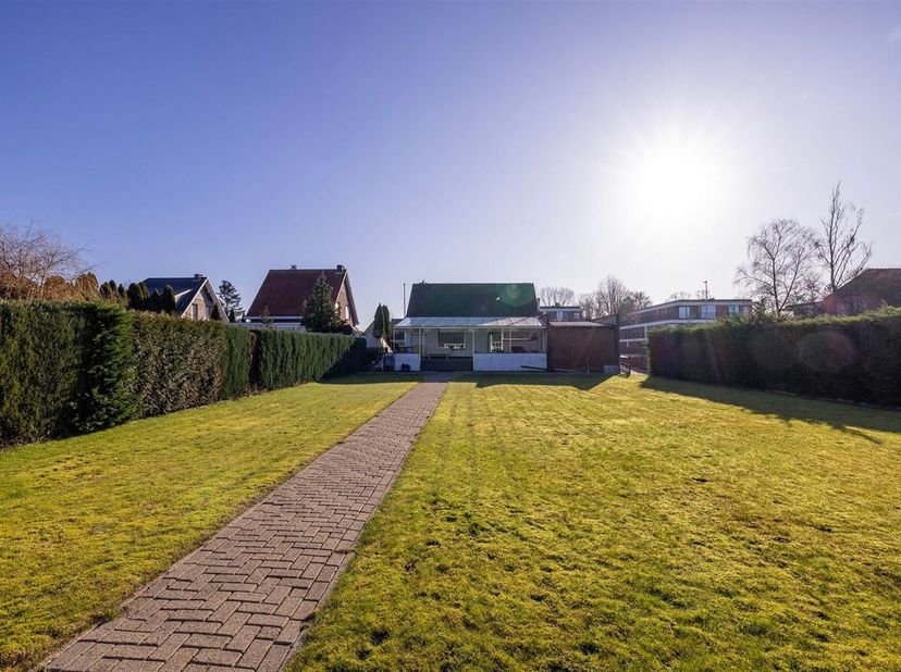 Te renoveren gelijkvloerse woning met 4 slpk op 12a 67ca in Lille<br />
Deze woning bevindt zich in een goede staat van onderhoud en dateert van 1964.