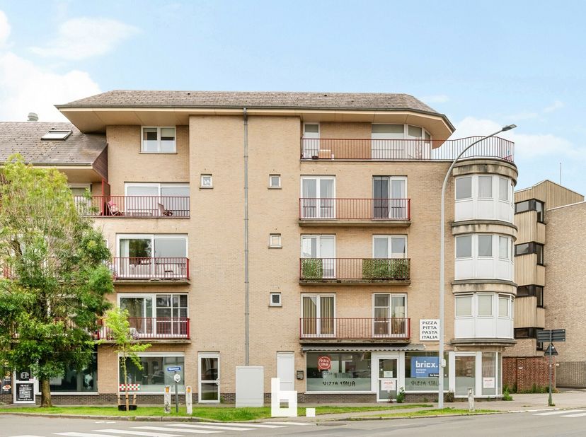 Dit handelspand is uitstekend gelegen in de Rijselstraat 47 te Roeselare, een levendige en goed bereikbare locatie met passage en visibiliteit. Dankzi