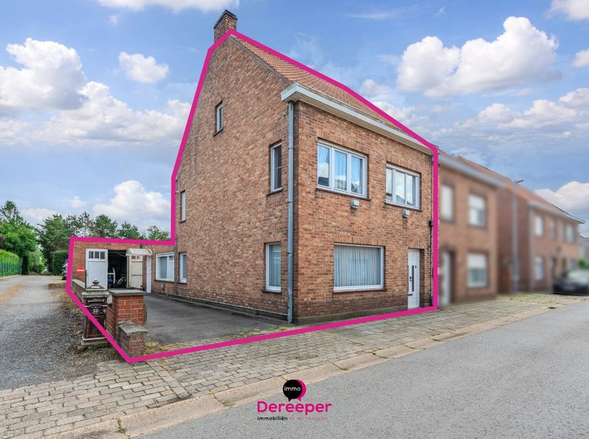 Bent u op zoek naar een woning die u volledig naar eigen smaak kunt renoveren? Dan biedt deze halfopen bebouwing in het charmante Jabbeke een uitsteke