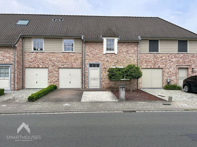 Energiezuinige woning op een interessante locatie bestaande uit een inkomhal met gastentoilet, gezellige leefruimte met eet-en zithoek, volledig uitge