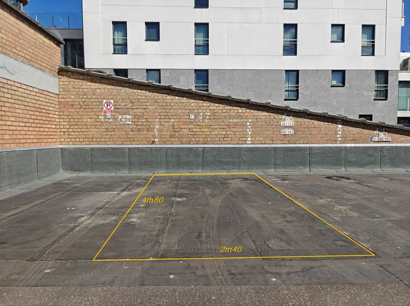 Le complexe de garages « Parkingcentrum », situé à l’arrière de la résidence Santhille, comprend à la fois des garages fermés et des emplacements de s