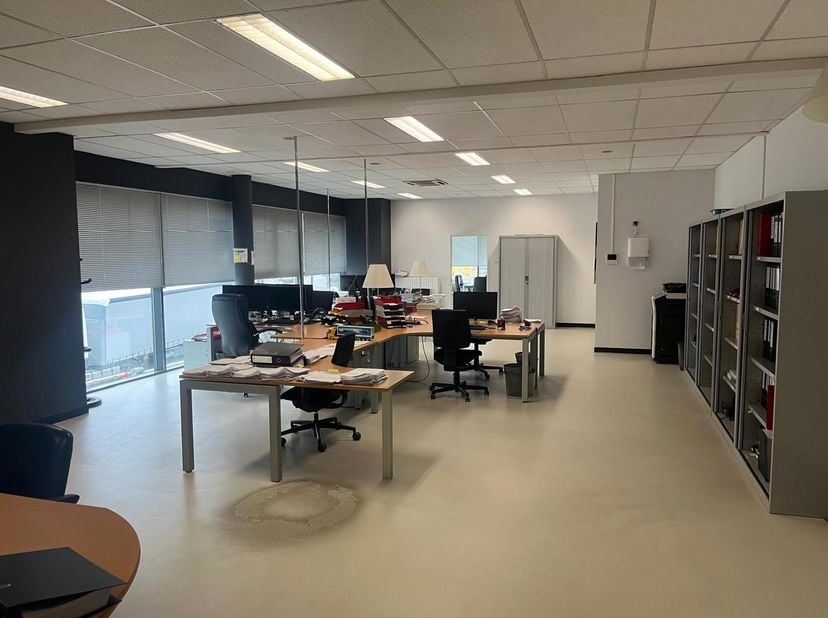 - openspace 280m² <br />
- over Kinepolis in de Haven van Antwerpen.<br />
- parkeerplaatsen (bij te huren)<br />
Per direct beschikbaar