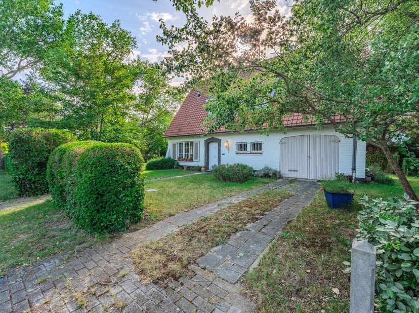Alleenstaande villa te koop in de Simli wijk te Nieuwpoort, Artanlaan 43. Deze charmante villa met zongerichte tuin ligt slechts op 800m van de Zeedij