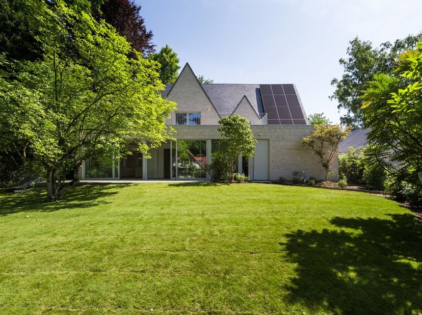 Gelegen in de zeer gewilde residentiële wijk Drève des Mélèzes, biedt deze nieuwbouw woning u een rustige en groene leefomgeving nabij alle voorzienin