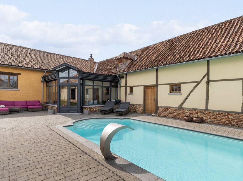 Ce domaine exceptionnel est situé sur la Ridderstraat dans la pittoresque ville de Kozen sur un terrain de 4 155 m². La propriété, composée de plusieu