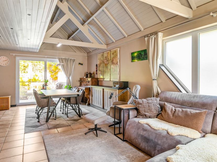 Cette charmante maison mitoyenne située dans la Hogenakkerstraat offre tout ce dont une famille a besoin : trois chambres, un jardin agréable, un gara