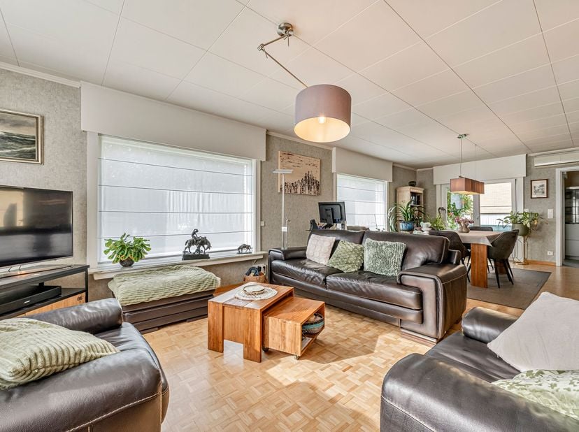 Volledig onderkelderde bungalow in rustige wijk te koop in Wevelgem<br />
Je betreedt de woning via de inkomhal met gastentoilet. Vervolgens kom je in