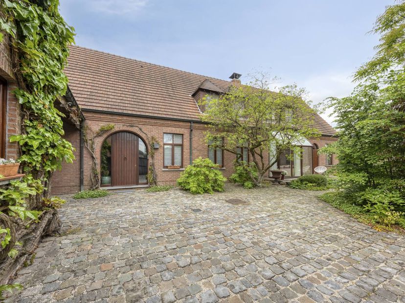 Découvrez ce manoir unique (326m² de surface habitable) sur un terrain généreux de 2257m². Grâce à son orientation est-ouest (façade à l'est, arrière