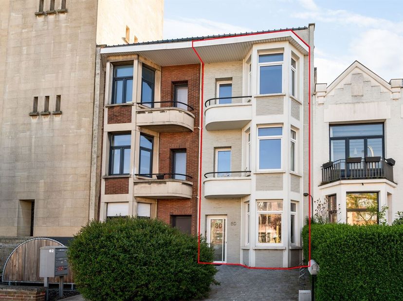 Deze woning is gelegen aan de Ter Rivierenlaan in Deurne, een brede en vlot bereikbare straat die de Turnhoutsebaan met de Ter Heydelaan verbindt. De