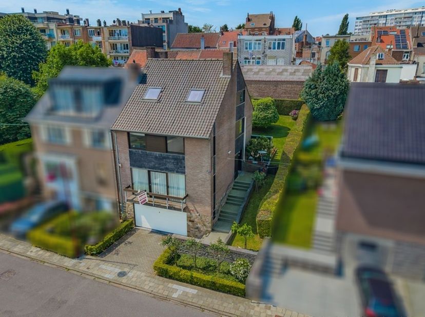 Easyhome biedt u deze prachtige villa met 5 slaapkamers aan, ideaal gelegen in de Zavelenberggaarde 17 te Sint-Agatha-Berchem, in een rustige en zeer