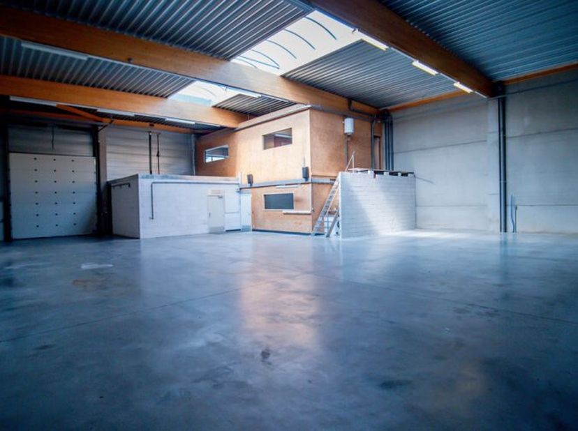 Dit bedrijfspand aan de Krimperslaan in Temse biedt opslagruimte en kantoorruimte. Het gebouw bevindt zich in industriezone De Zaat in de regio Oost-V