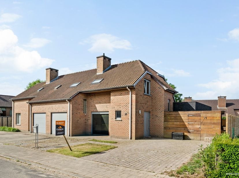 Ruime halfopen gezinswoning met 5 slaapkamers, zonnepanelen en zonnige tuin in rustige wijk te Rekkem<br />
<br />
Bent u op zoek naar een ruime wonin