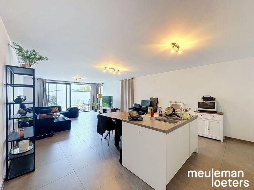 Dit charmevolle gelijkvloers appartement in Beernem biedt een perfecte combinatie van comfort en functionaliteit. Het appartement beschikt over 2 slaa