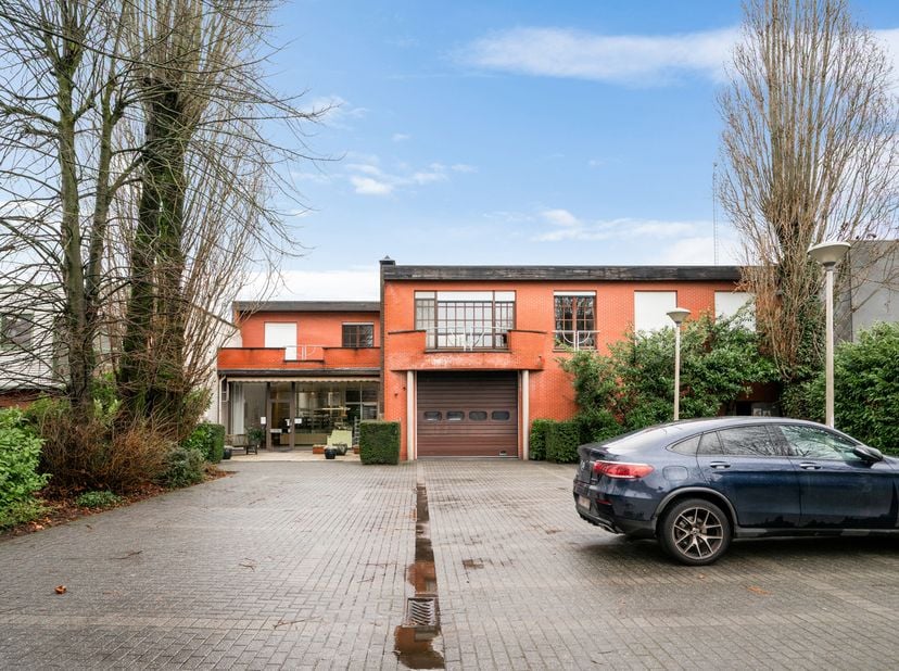 Gebouw voor gemengd gebruik binnen de ring van Herentals, gelegen op een perceel van 2.083m² met een bebouwde oppervlakte van ca. 1.500m².<br />
Dit v