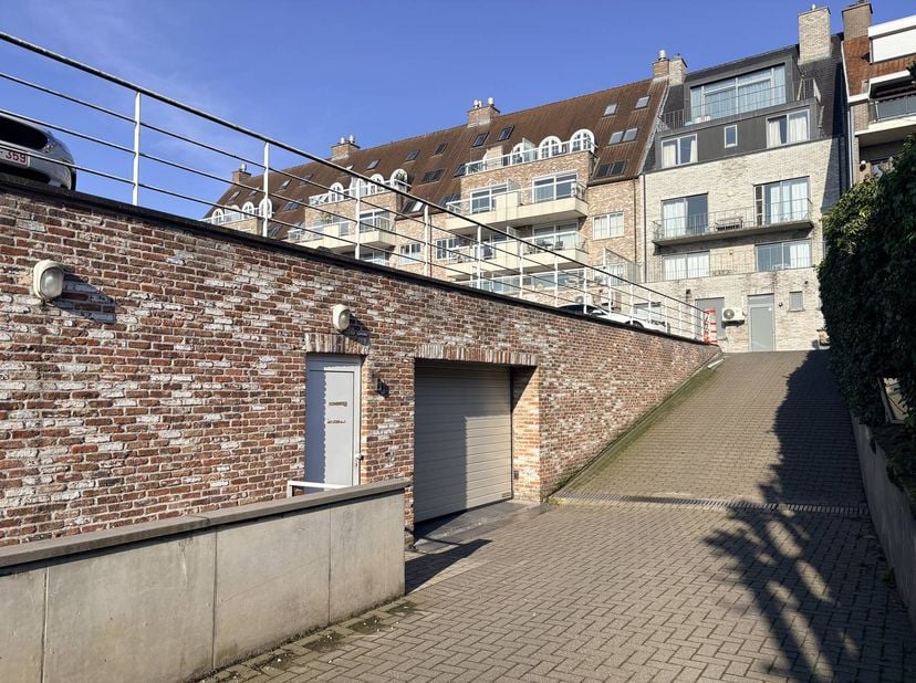 Afgesloten garagebox te koop in residentie Binnentuin in de Stormestraat/Meersstraat in Waregem. De residentie is gelegen op een toplocatie, op een bo