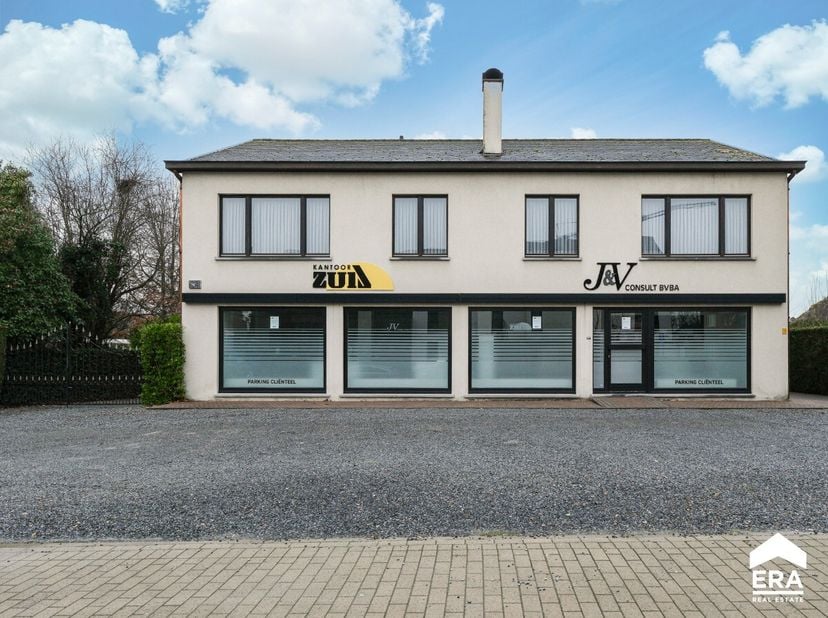 Dit veelzijdige pand combineert een gerenoveerde handelsruimte van ca. 150 m² met een ruime duplexwoning en biedt tal van mogelijkheden voor zelfstand