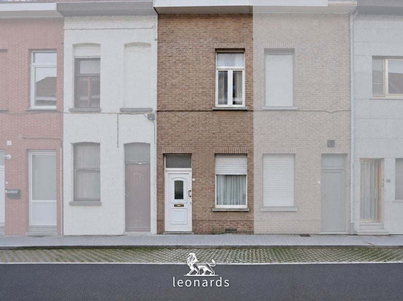 Située dans la Schaekenstraat à Courtrai, cette maison bénéficie d'un emplacement privilégié au bord de l'eau, dans un environnement calme et agréable