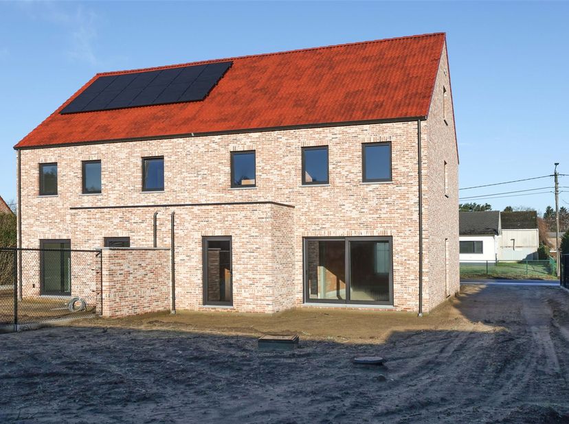 Ruime landelijke nieuwbouwwoning (215m²) in rustige omgeving te Beringen <br />
<br />
Op de Dijkstraat ter hoogte van huisnummer 19 bieden wij dit