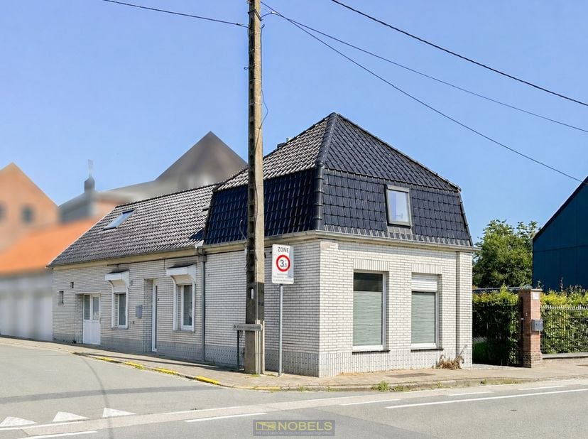 KNUSSE STARTERSWONING met een VERRASSEND RUIME INDELING te Outrijve (Avelgem). Deze gezellige woning vormt de ideale keuze voor STARTERS, JONGE GEZINN
