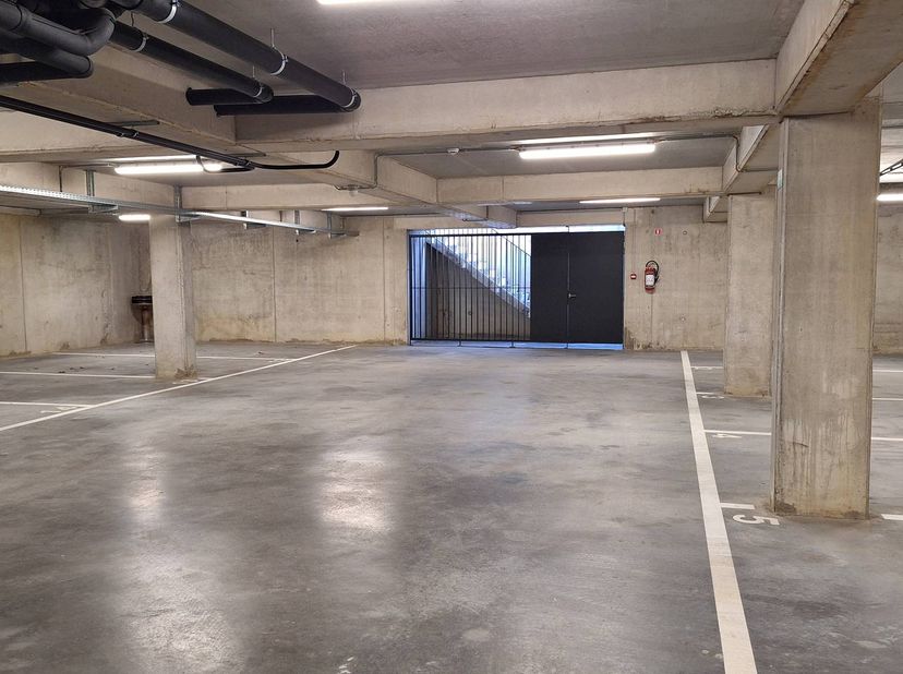 Parking souterrain (P11) facilement accessible à vendre, situé dans la résidence bien entretenue Menlopark à Sint-Amandsberg, près de Gand.<br />
<br