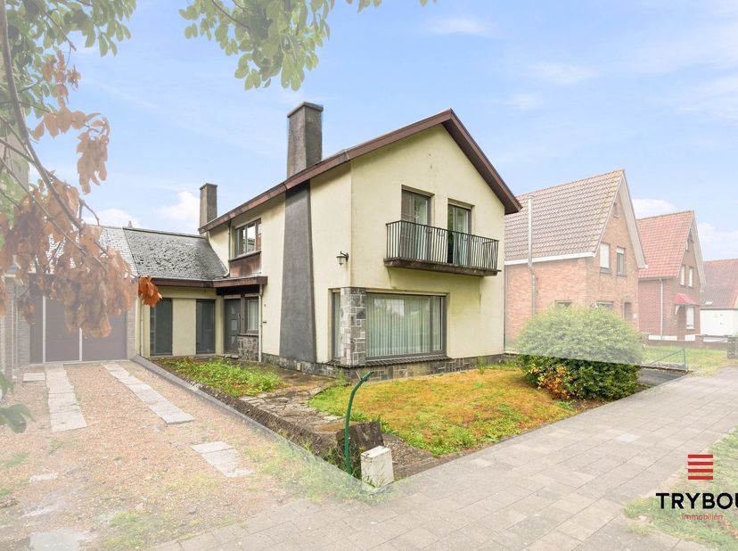 Op zoek naar een goed onderhouden woning met extra ruimte voor uw hobby of zelfstandige activiteit? Deze veelzijdige woning combineert een rustige woo