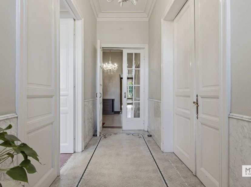 In het centrum van Ieper, op wandelafstand van alle voorzieningen, bevindt zich deze bijzonder ruime herenwoning. De woning beschikt over maar liefst