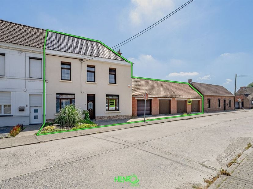 Grande maison située rue Cazeau avec 4 garages et un grand jardin.<br />
La maison se compose au rez-de-chaussée d'un couloir desservant un bureau/cha