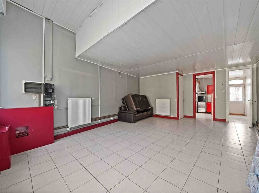 Maison à rénover bénéficiant d'une bonne situation, à deux pas du centre-ville. Un bien disposant d'un vaste séjour, une cuisine, une salle de bain et