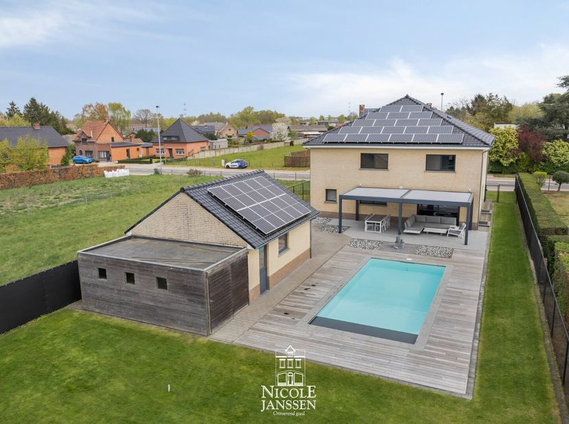 Deze moderne gezinswoning geniet van enorm veel lichtinval en is praktisch en zeer ruim ingedeeld.  Het huis is volledig onderkelderd wat nog een bijk