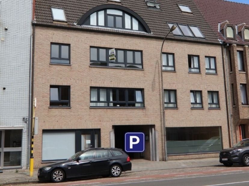 Autostandplaats te huur in de Gistelse Steenweg in Sint-Andries vlakbij de invalswegen, de expresweg en het centrum van Brugge.<br />
Ideaal als ( Ext