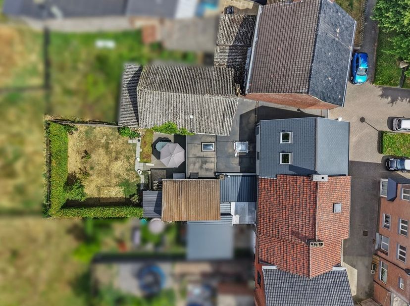 Bent u op zoek naar een gezellige woning met een praktische indeling, aangename buitenruimte en heel wat bergruimte? Dan is deze woning, gelegen aan h