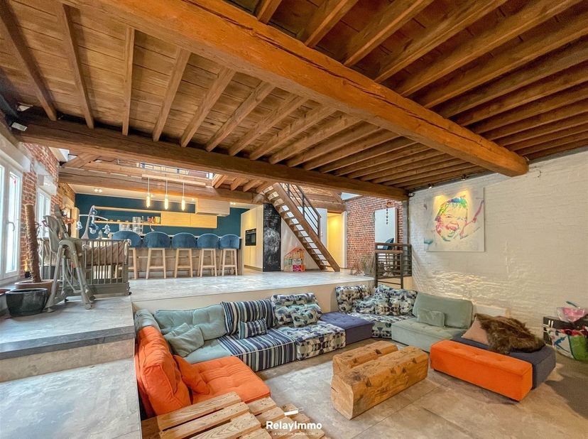 Ancien atelier entièrement transformé en loft, ce bien atypique développe de superbes volumes et une architecture affirmée. La rénovation a conservé l
