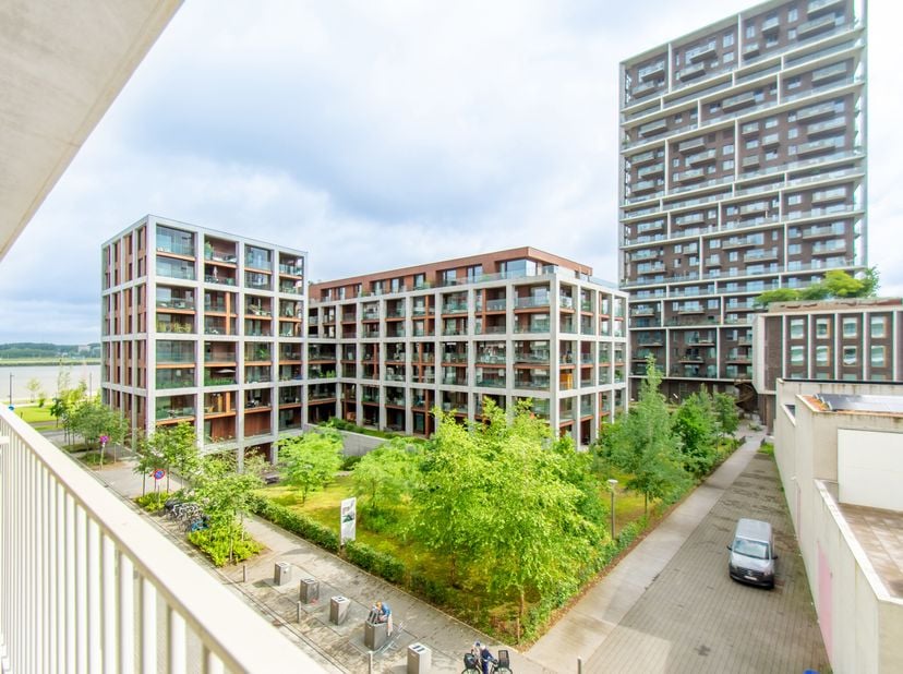 Hävn a été conçu par l’architecte suédois Norlander. Son architecture met à l’honneur l’Escaut grâce à un jeu de transparence et de lumière. Chaque ap