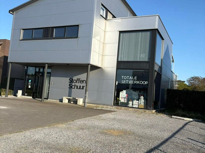 Modern handelspand op toplocatie!<br />
<br />
Dit vrijstaand, gelijkvloers, instapklaar handelspand is uitstekend gelegen langs een drukke verbinding