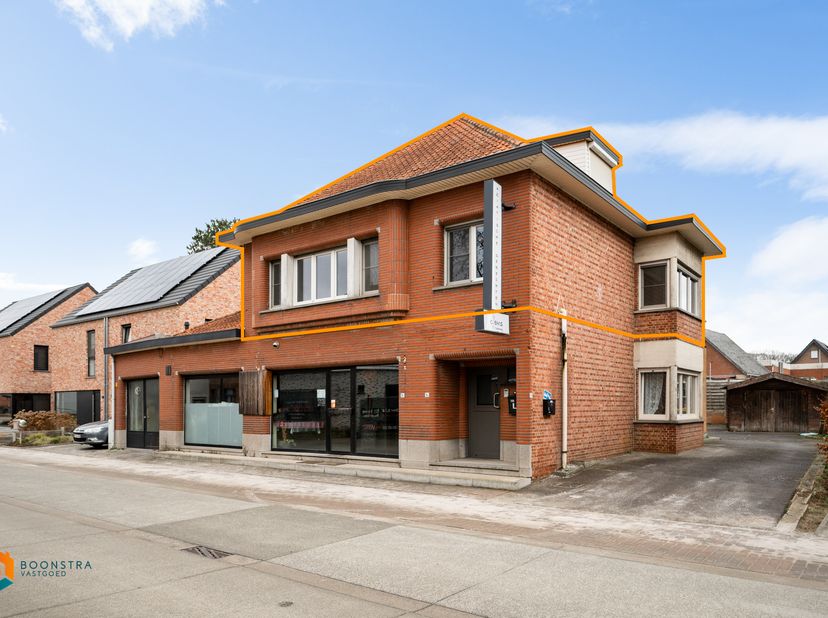 Op een goede locatie in het centrum van Begijnendijk bevindt zich dit appartement met 1 slaapkamer en garage. U bevindt zich hier vlakbij winkels, sch