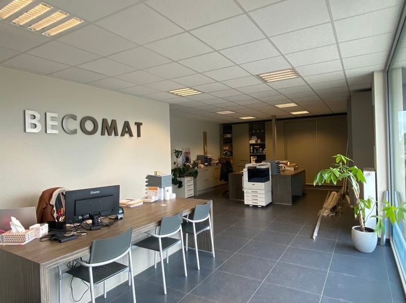 Ben je op zoek naar een nieuwe goed gelegen locatie voor jouw bedrijf? Dan is dit pand wat jij zoekt!<br />
Het pand biedt veel mogelijkheden door de
