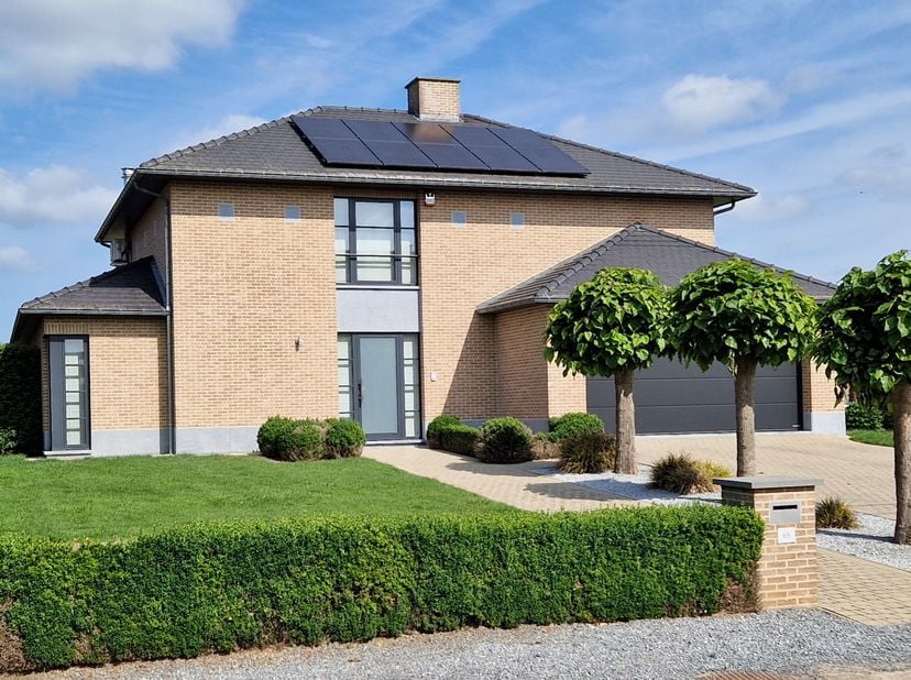 Prachtige tijdloze villa op bijna 1ha, ideaal voor paardenliefhebber.<br />
Instapklare villa met aangelegde tuin, op een boogscheut van het centrum v