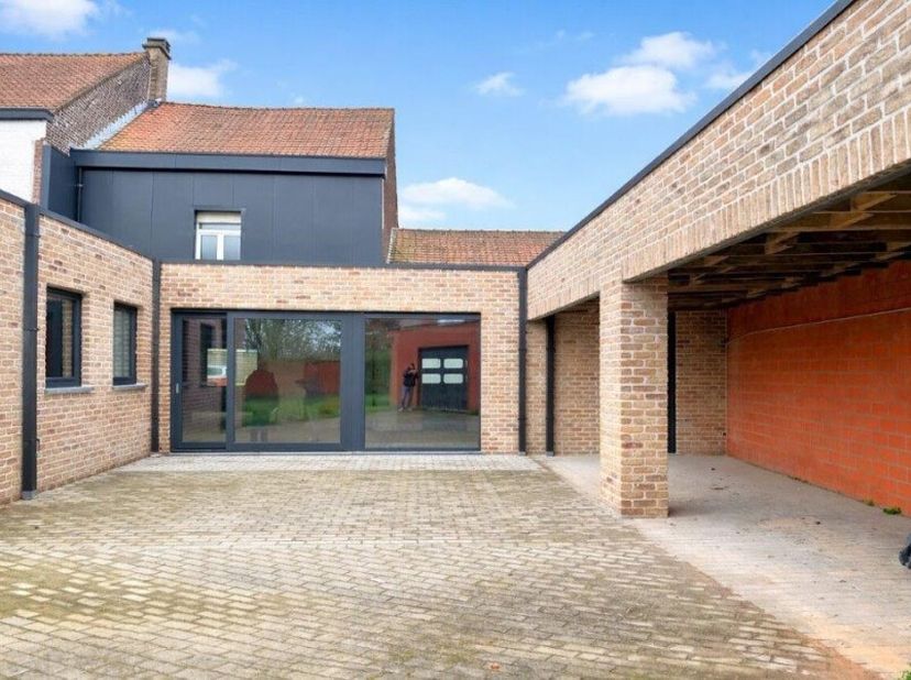 Huis te koop in Moeskroenstraat 582,
                    8930 Menen