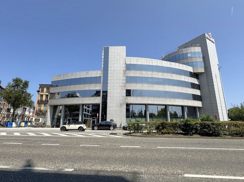 380m² polyvalente ruimte op gelijkvloers<br />
Ligging: Langs de Singel, vlakbij Antwerpse ring<br />
Specificaties: polyvalente ruimte , led-armature