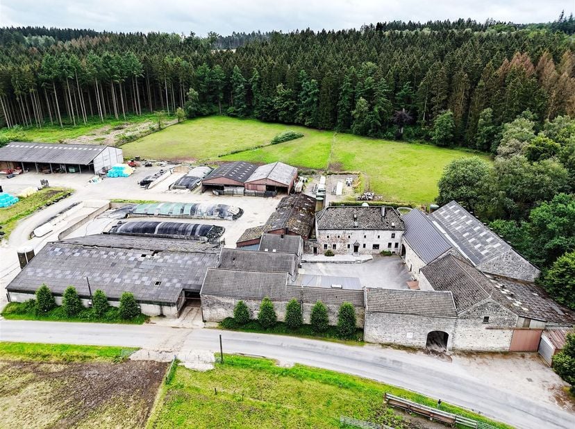 OPTIE Een karaktervolle vierhoekige boerderij, ver weg van alle woningen.<br />
Het staat op een perceel van meer dan 3 ha 31 a 78 ca. In de buurt li