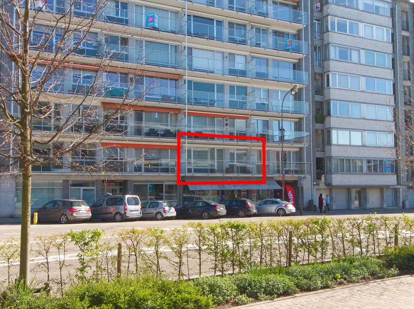RUIM APPARTEMENT met 2 tot 3 SLAAPKAMERS in het STADSCENTRUM voorzien van GARAGEBOX en KELDERBERGING.<br />
Op de 1ste verdieping van een verzorgd geb