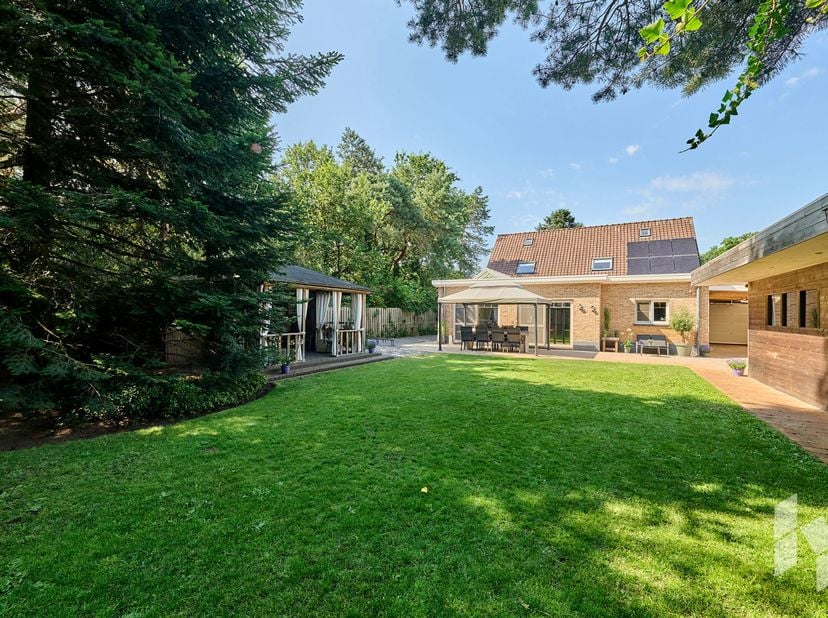 Zeer mooie, landelijk ingerichte woning (290m²) gelegen op een perceel van 1103m² in een rustige omgeving! <br />
Via de inkomhal, voorzien van een ga
