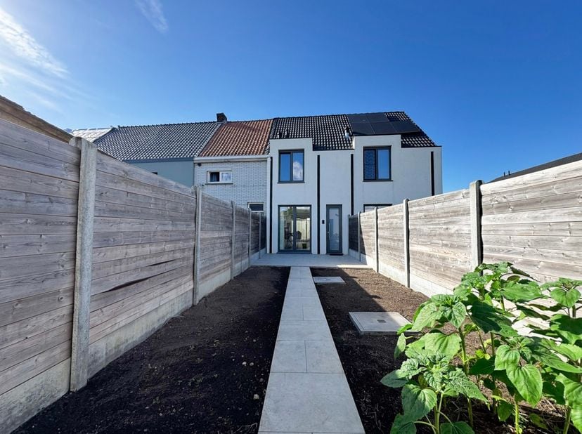 Mooi afgewerkte energiezuinige rijwoning met tuin en garage te huur op een ideale locatie, in een residentiële wijk en vlak bij de N9.<br />
<br />
Op