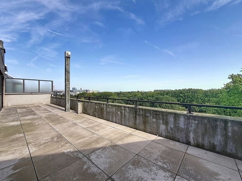 INFORMATIE EN BEZICHTIGINGEN: quentin@bytheway.be - 0473 83 59 95 – By the Way biedt u dit penthouse met terrassen aan. Het appartement komt uit op ee